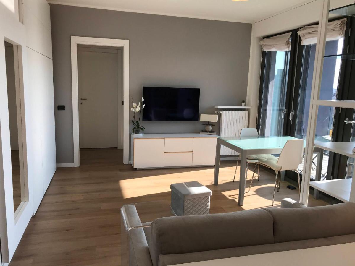 شقة Fiera Milanocity View With Terrace Next To Shopping Mall المظهر الخارجي الصورة